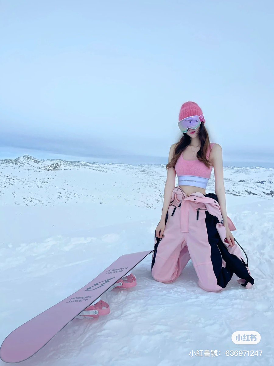 我以為的雪場穿搭
跟朋友敲碗的穿搭

沒在尊重我的🫥
我是認真要滑雪（雖然第一次…）
應該跟Longboard差不多吧🫠
總結多摔幾次就好了 https://t.co/QXYUPp9EMz