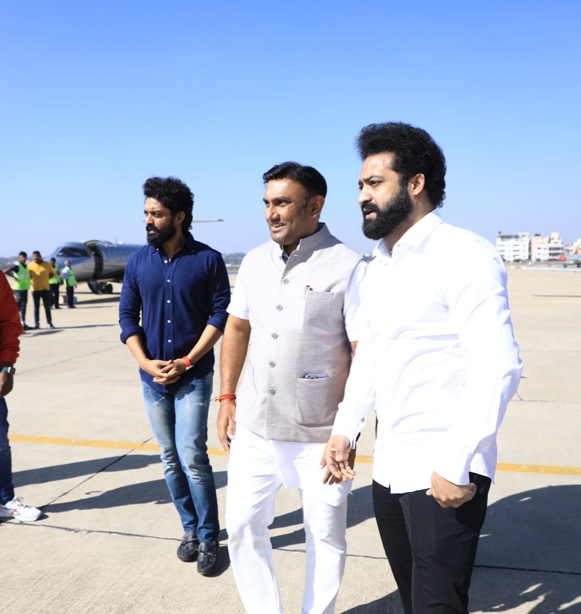 Radiation9999's tweet photo. Political friends circle lo ninnu kottevadu ledu Veera @tarak9999 https://t.co/HiZceIzH9I