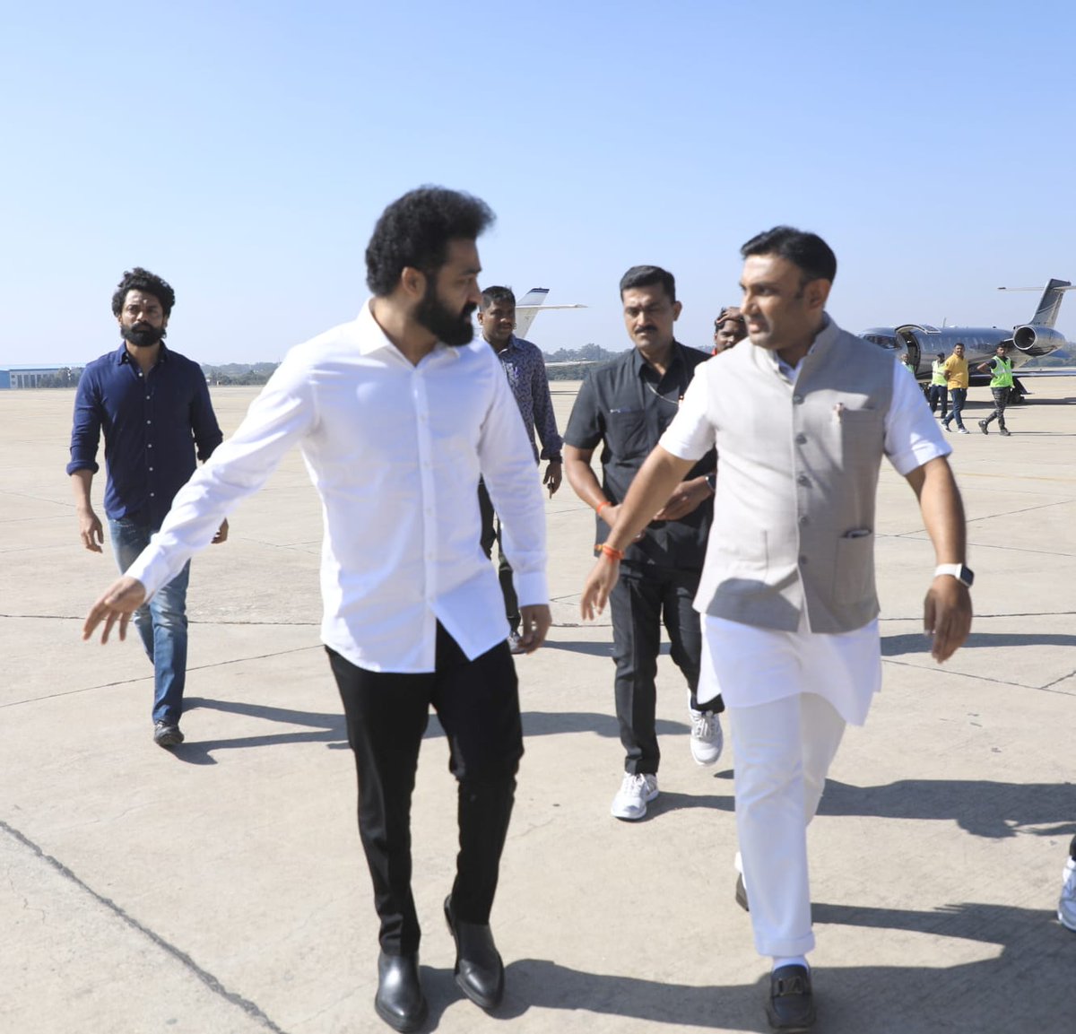 Radiation9999's tweet photo. Political friends circle lo ninnu kottevadu ledu Veera @tarak9999 https://t.co/HiZceIzH9I