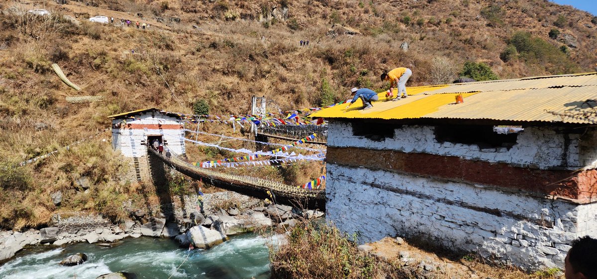 diprotawang's tweet photo. Carrying on the tradition the villagers of Mogto,Mirba and Gomkelling volutarily maintaining the 15th century iron suspension bridge #Chagzam over Tawang chhu river The bridge was built by #DupthopThangstongyalpo in 1450-58 AD probably https://t.co/3ptXLG85El