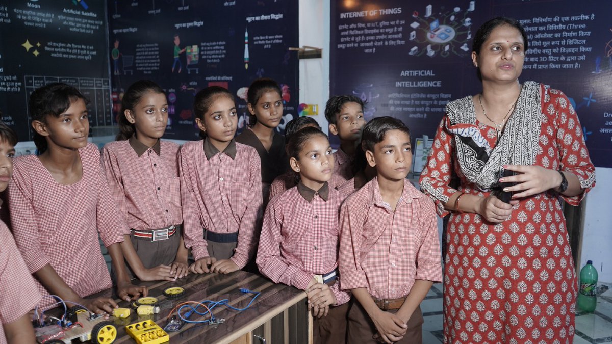 #NewIndia 

Students of the basic shiksha #government schools of #UttarPradesh getting into the world of #technology and #innovation with #Aadharshila. 

#नए_भारत_का_नया_उत्तर_प्रदेश

<a href="/ChiefSecyUP/">S.P. Goyal, Chief Secretary, GoUP</a> <a href="/74_alok/">ALOK KUMAR</a>  <a href="/InfoDeptUP/">Information and Public Relations Department, UP</a> <a href="/basicshiksha_up/">Department Of Basic Education Uttar Pradesh</a>