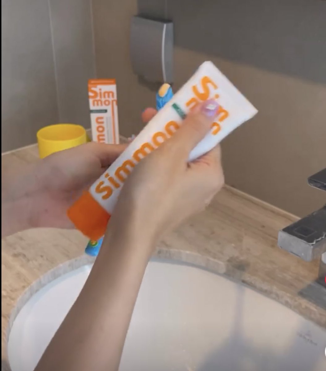 BMildverse's tweet image. สุดหล่อกับยาสีฟัน #simmon  #SimmonxNamneungMilin