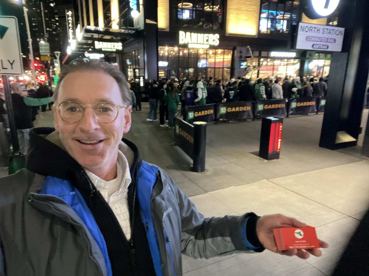 KOOPSYDE's tweet photo. @Djricosuave_617 @paulpierce34 @How2RobMovie @Scalabrine Here's my buddie with the card! #Boston #Legend #Hustle Thanks DJRicoSuave_617 for catching this moment! Check out #HowToRob on Amazon, AppleTV and many others! https://t.co/uz60YhLQdQ