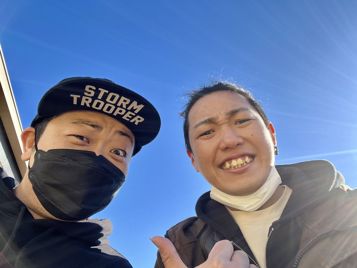 sswhikaru's tweet photo. 再会 その2
清山隼(from ILLWILL)
つくばで心を教えてくれた恩人であり兄貴。
やっと会えた。
お父ちゃんになってて泣けた。
よーすけ(from Filter Note)
一昔前はよく対バンしてました。
オシャレな音楽をしてた!
見違えたなぁ〜
#ILLWILL
#清山隼
#FilterNote
#よーすけ https://t.co/yaQnNBobn7