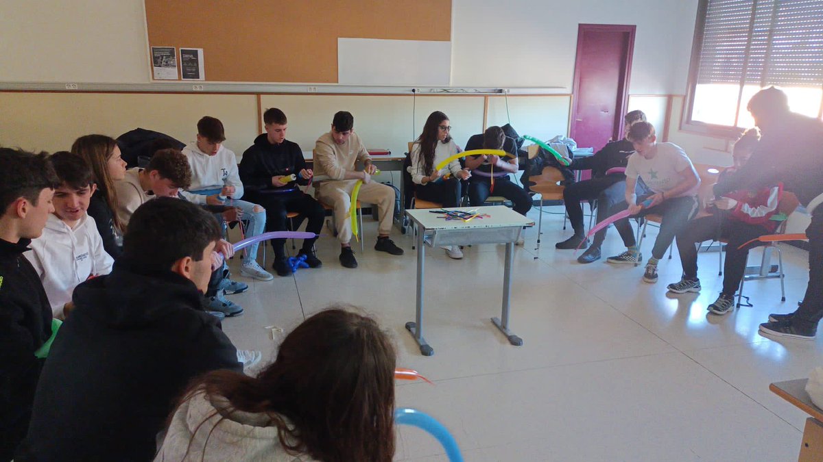 EpiaOlot's tweet image. COM S’APREN A DINAMITZAR UNA ACTIVITAT SOCIOEDUCATIVA? 🧐
Amb un Taller de globoflèxia!!

Aprenem recursos d'animació per les activitats socioeducatives! 

Amb el Lleure i esport, el nostre alumnat dels cicles formatius d'Activitats físiques i esportives #FPOLOT