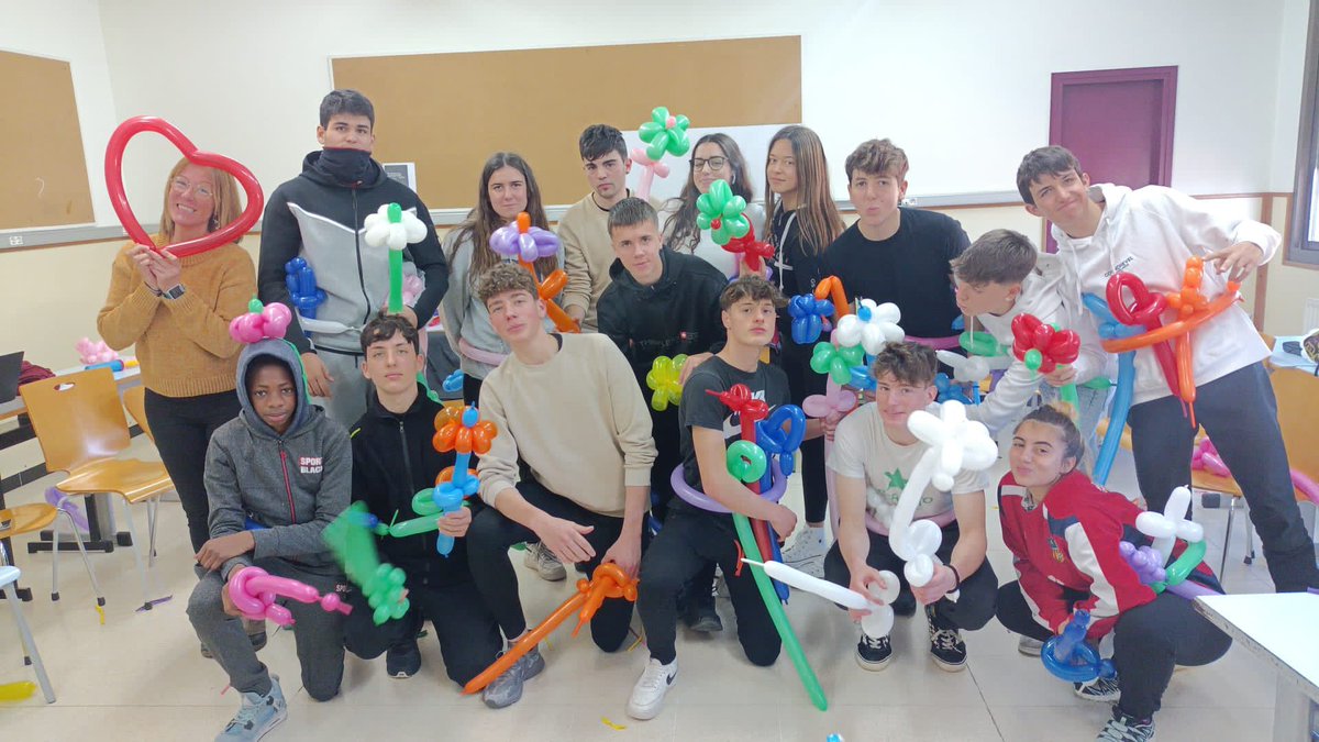 EpiaOlot's tweet image. COM S’APREN A DINAMITZAR UNA ACTIVITAT SOCIOEDUCATIVA? 🧐
Amb un Taller de globoflèxia!!

Aprenem recursos d'animació per les activitats socioeducatives! 

Amb el Lleure i esport, el nostre alumnat dels cicles formatius d'Activitats físiques i esportives #FPOLOT