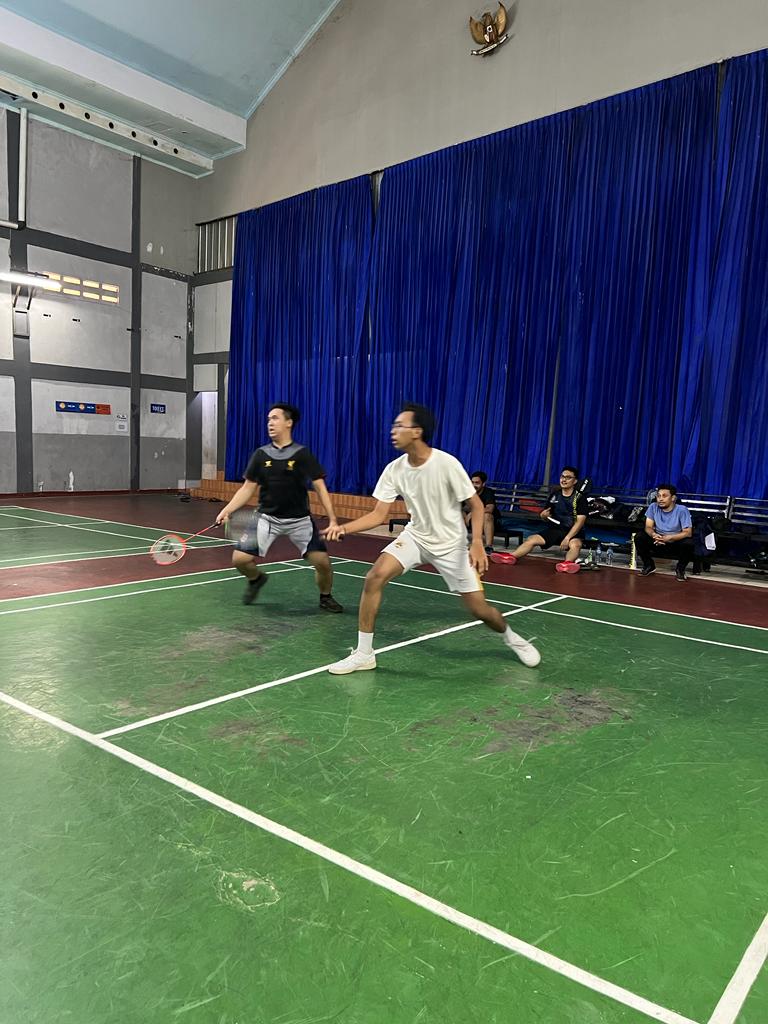 KhuddamLA's tweet photo. Kegiatan olahraga Bulutangkis MKAI Lenteng Agung. Melepas penat setelah bekerja. #infokhuddam #olahragakhuddam https://t.co/8SVH5ZLLAv