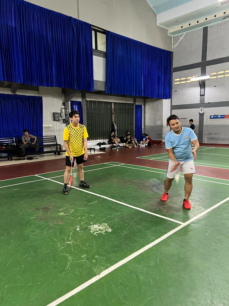 KhuddamLA's tweet photo. Kegiatan olahraga Bulutangkis MKAI Lenteng Agung. Melepas penat setelah bekerja. #infokhuddam #olahragakhuddam https://t.co/8SVH5ZLLAv