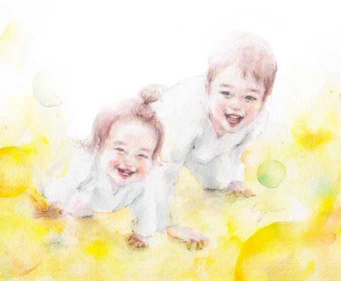 「いいよ、妹ちゃんは前からのスタートでいいよ」妹のペースに合わせてハイハイするお兄ちゃんと、転がりながら無邪気に進む妹ちゃん。ハイハイするたびに光が弾けるように見えました。 