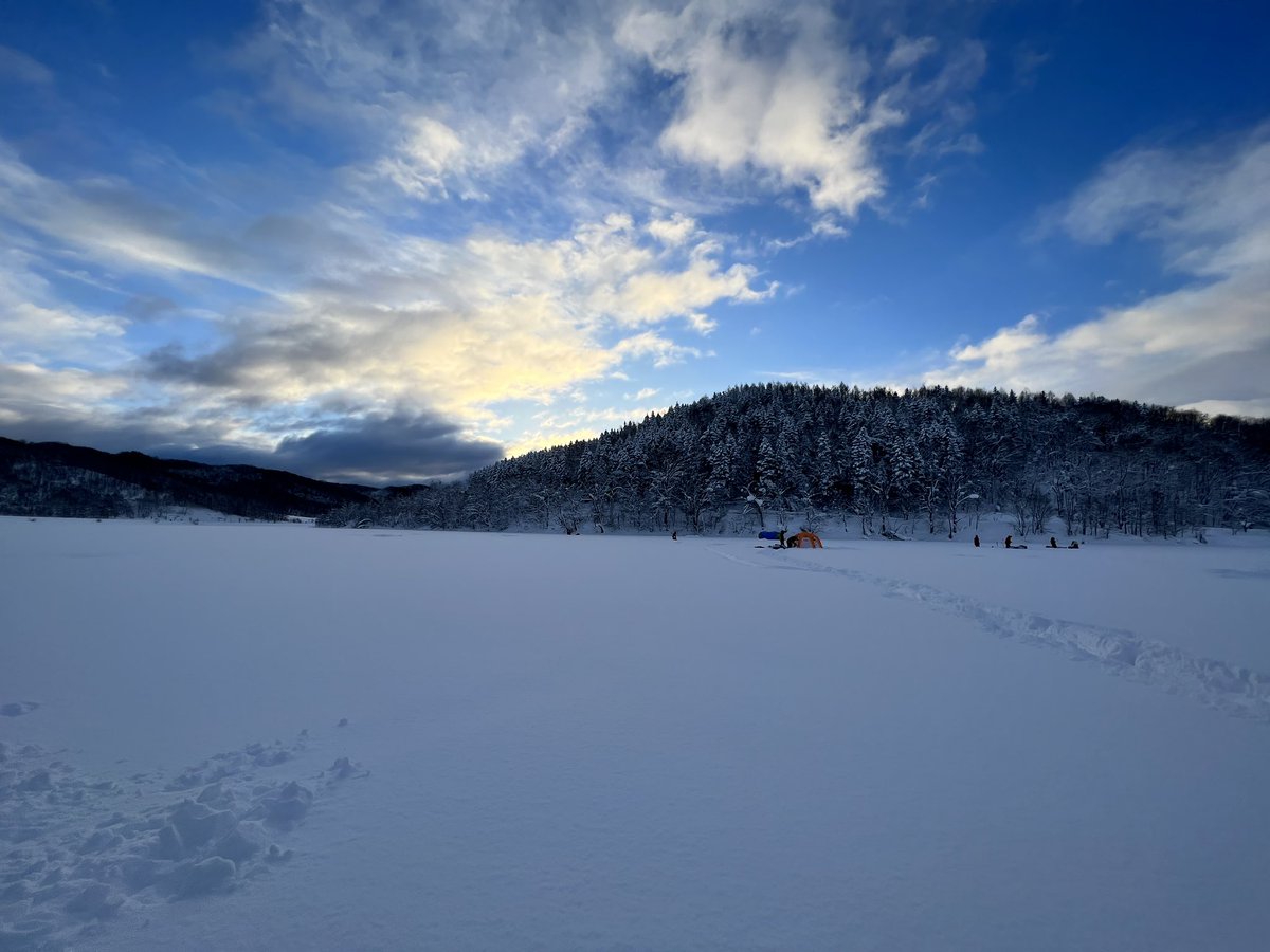 「今回の目的!朝7時くらいから楽しんでた雪掘ってテントはって穴あけて!友達とわりと」|ʀᴏɴɴʏのイラスト