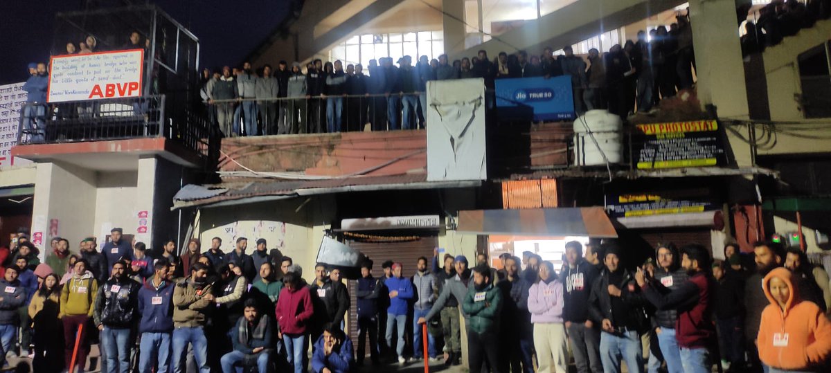 SFI Himachal Pradesh University attempts to screen controversial #BBC_documentary on university campus as a symbol of protest. But due to the dictatorial attitude of the central government, this documentary was stopped by the police within 19 minutes. Protest continues.
#sfihpu