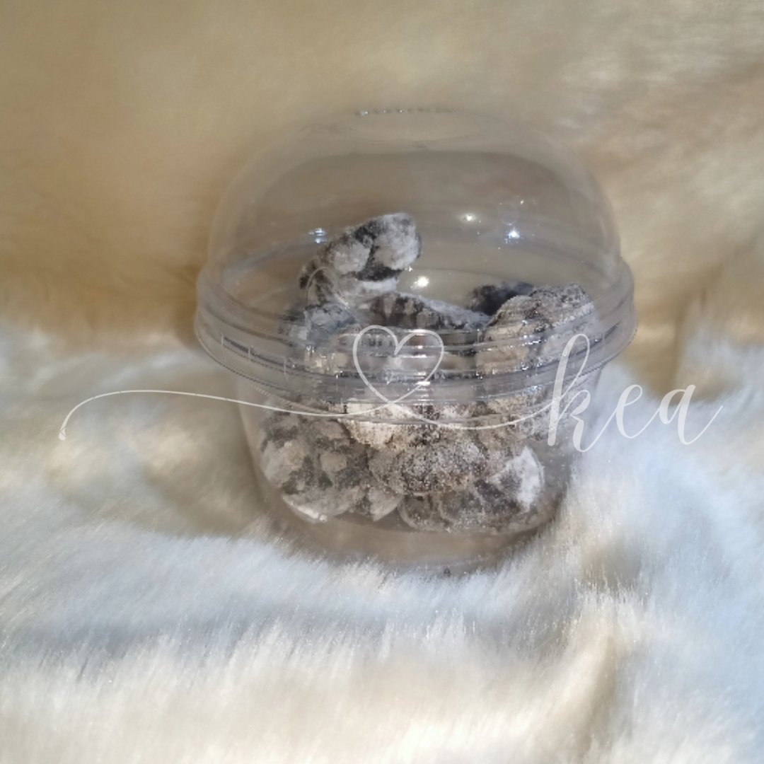 ktlnmljn's tweet photo. I'M SELLING CRINKLES &amp; MACAROONS
AVAILABLE EVERYDAY!! 

Crinkles - ₱50
Macaroons with Yema fillings - ₱65
8oz tub

📌 Palatiw, Pasig City

Meet up - Pasig Palengke, Palatiw Bilog
Delivery via courier - SF shouldered by buyer

MOP: Gcash / COD https://t.co/9ceyXnOUFQ