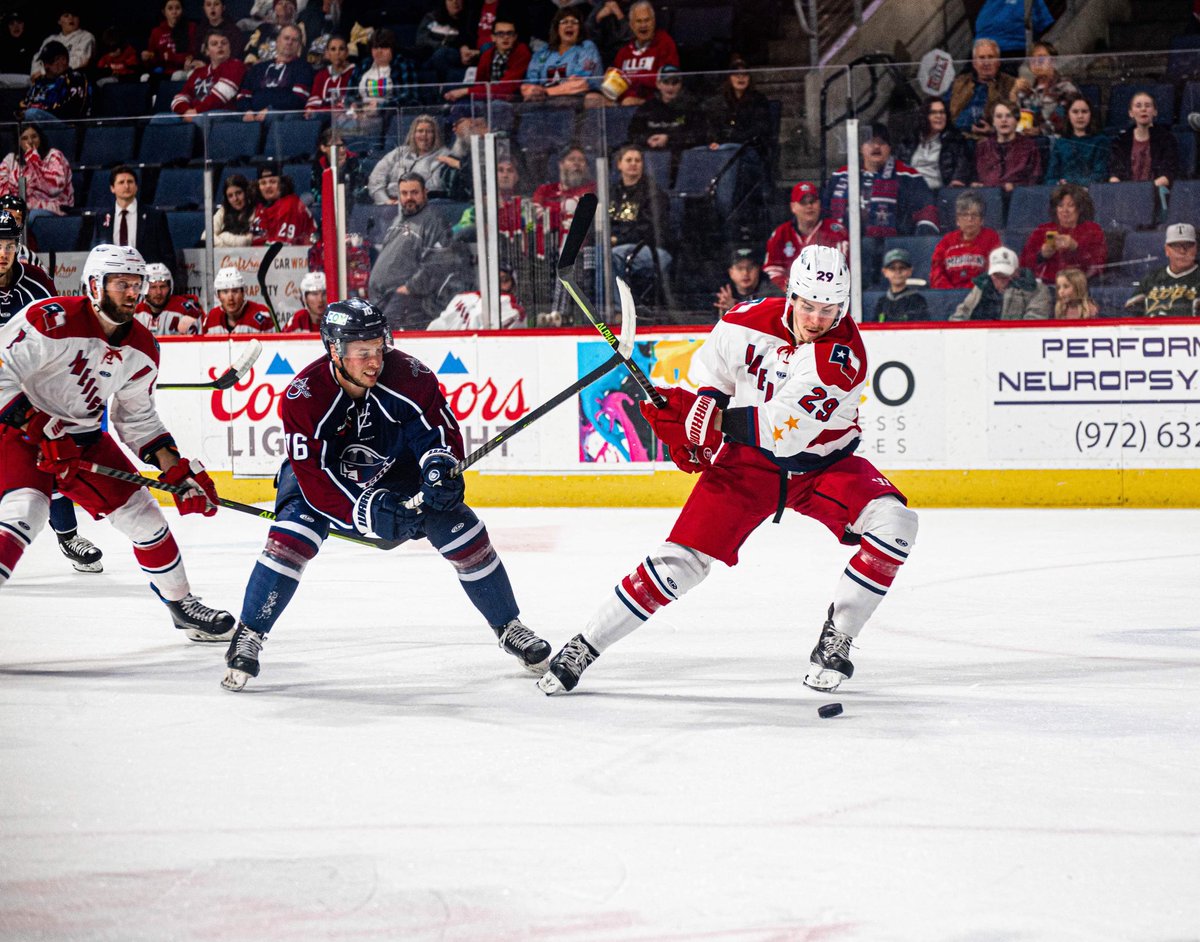 melissabimages's tweet image. Game photos from the @AllenAmericans victory over the @tulsa_oilers. #RedRedRed #LiveInTheRed