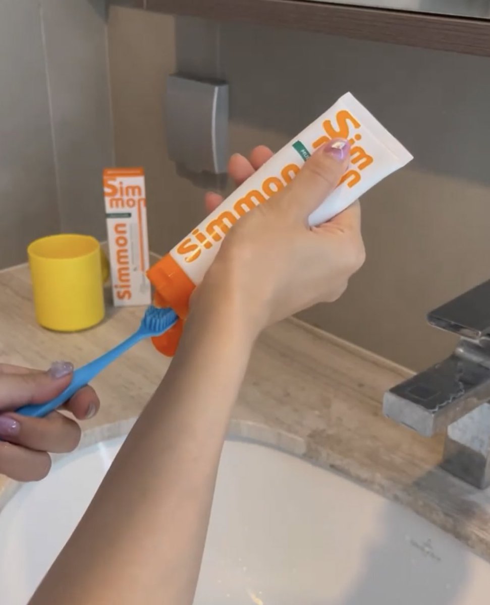 NamneungMilinTH's tweet image. ยาสีฟันซิมมอน สูตรสมุนไพรพรีเมี่ยม นำเข้าจากญี่ปุ่น กลิ่นหอมสดชื่น ช่วยป้องกันฟันผุอย่างมีประสิทธิภาพ 🦷 
ที่น้ำหนึ่งได้ลองใช้แล้ว 😍

ใครสนใจรีบเลย ตอนนี้ทาง Simmon มีโปรด้วยน้า ~~~ 🥰🥰
Line: liff.line.me/1645278921-kWR… 

#SimmonxNamneungMilin
#Simmon
#NamneungMilinD