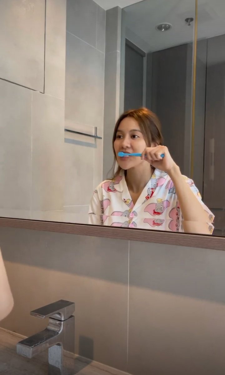 NamneungMilinTH's tweet image. ยาสีฟันซิมมอน สูตรสมุนไพรพรีเมี่ยม นำเข้าจากญี่ปุ่น กลิ่นหอมสดชื่น ช่วยป้องกันฟันผุอย่างมีประสิทธิภาพ 🦷 
ที่น้ำหนึ่งได้ลองใช้แล้ว 😍

ใครสนใจรีบเลย ตอนนี้ทาง Simmon มีโปรด้วยน้า ~~~ 🥰🥰
Line: liff.line.me/1645278921-kWR… 

#SimmonxNamneungMilin
#Simmon
#NamneungMilinD