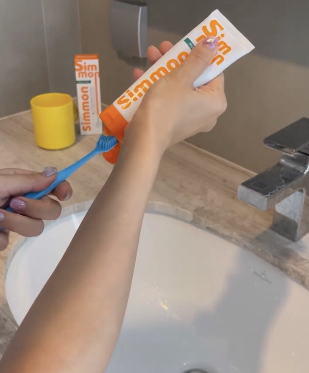 M_meAnnN's tweet image. นน.มุมุ มากเลยย 
น้องน้ำหนึ่งงงงงงงงง

ยิ้มสดใสสส เริ่มจากการแปรงฟัน
🍊🍑.
.
.
.
.
ปาสะอาด หอมสดชื่น 
: @simmon

#SimmonxNamneungMilin
#Simmon #NamneungMili