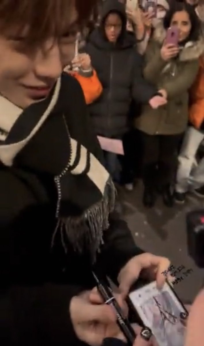 처음와본 먼 유럽땅에 딱 강다니앨 팬이 있다는게 너무 기쁠거같ටㅏ,, 캐이팝팬이 아니라 강다니앨의 팬 ,,, 근데 딱 리톨드포카를 핸드폰뒤에 넣고 다니는 팬이 수줍게 내밀고있어,, 너무 공손하고 기엽게 땡뀨우~ 하네 ㅠㅋㅋㅋㅋㅋ 니애리 저 눈빛을 봐 넘 고마워하자나 ㅠ