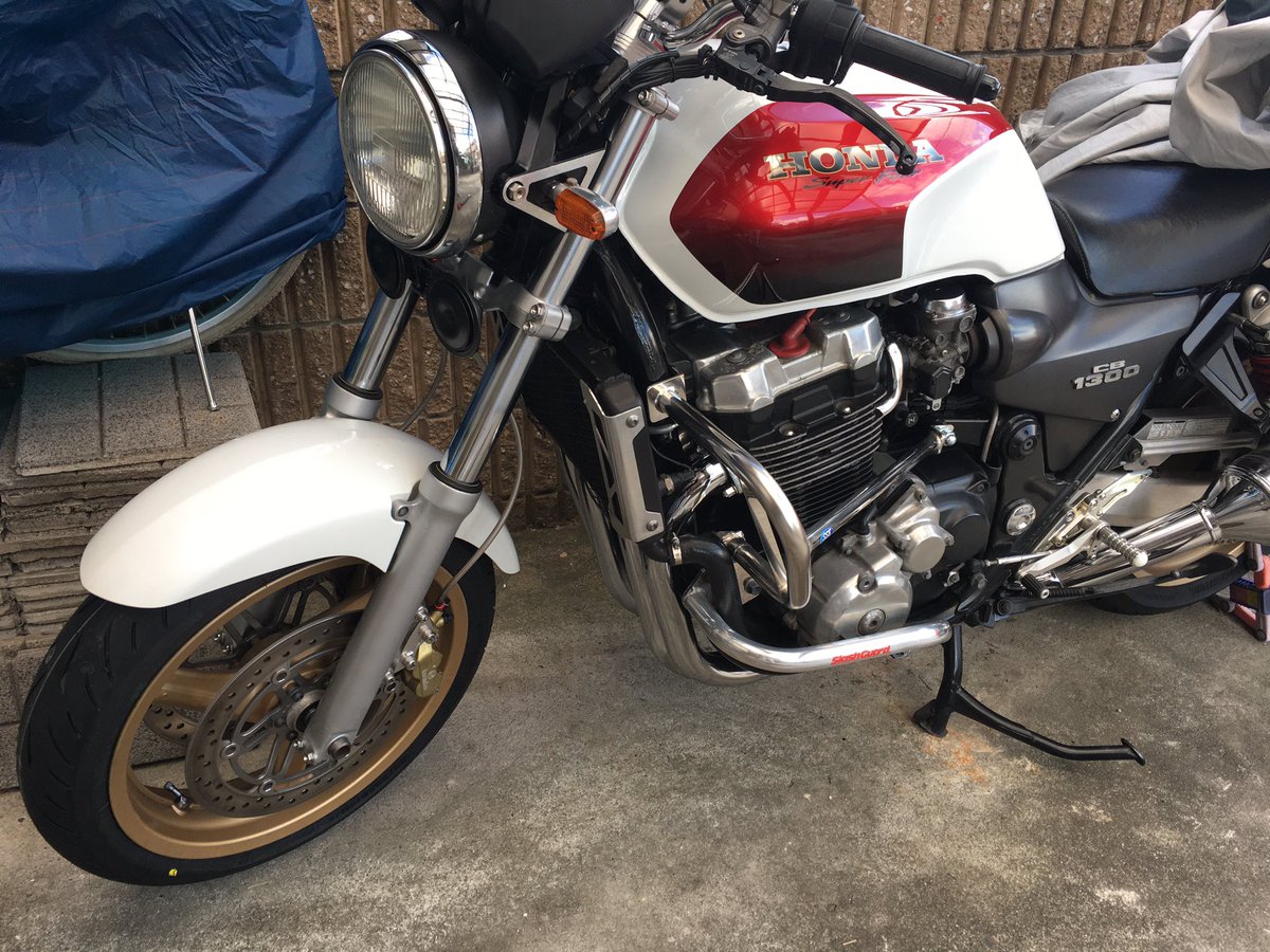Shin7739's tweet image. フェンダーとタイヤに隙が出来るけど案外行ける。フェンダーが元々130対応でワイドなんだ。なので正面から見るとちと貧弱感。今からテストライド行ってきます。#SC40 #CB1300