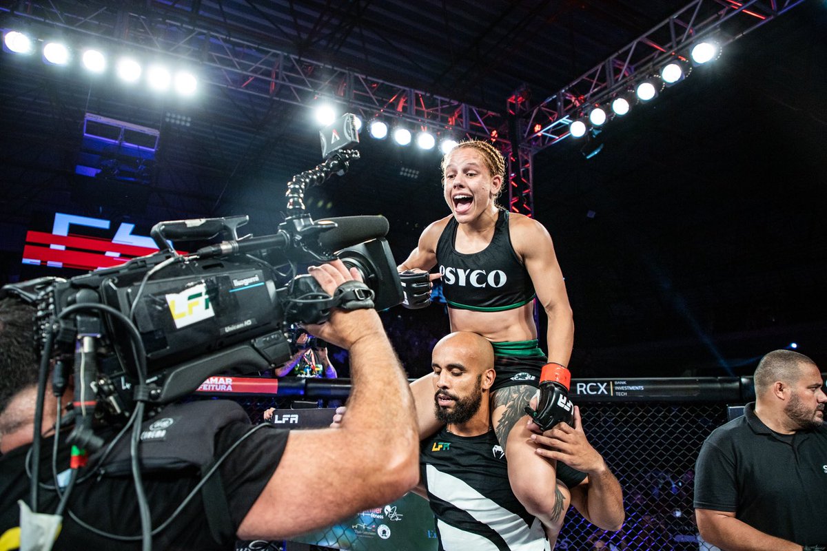 LFAfighting's tweet photo. #LFA151 Results: @PolastriMMA def. Brenda Göttig via Submission (Arm-Triangle Choke) at 4:50 of Rd 1 to become the #andNEW LFA women's strawweight champion. 👑
@BetOnline_AG
@OnlyFans
@Reshoevn8r
@WOLFpaktrust
@TheMMAShark
@TeamSmartStop
@PrefsDeCajamar
@LFA_Brasil
@UFCFightPass https://t.co/Oox06njfLw