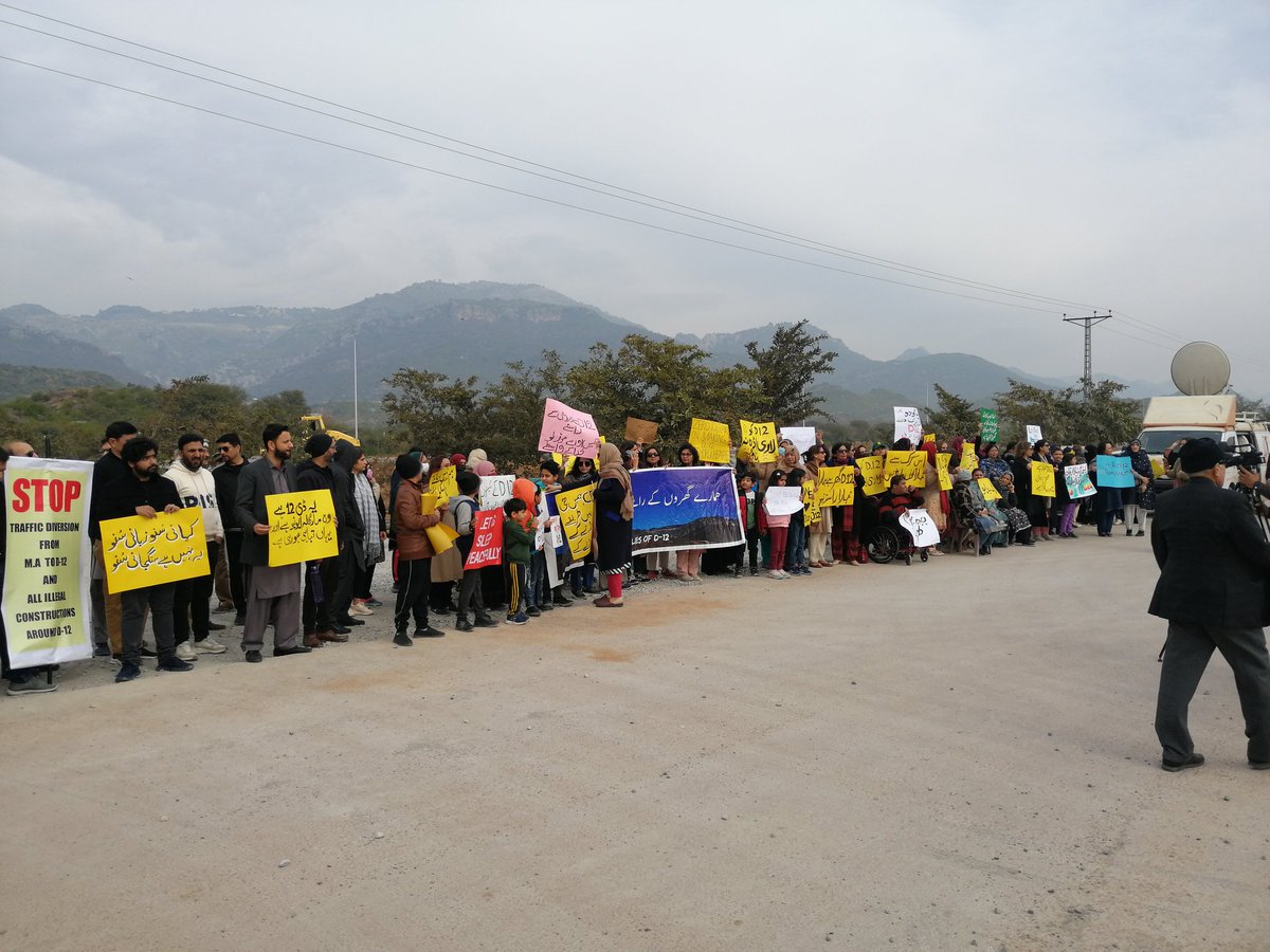 adilsultan's tweet photo. D 12 families protesting to save their community from GT Road traffic being diverted to a residential sector without completion of link roads.
@Noormengal_
@CDAthecapital
@CMShehbaz https://t.co/B2sRFZ04Vo