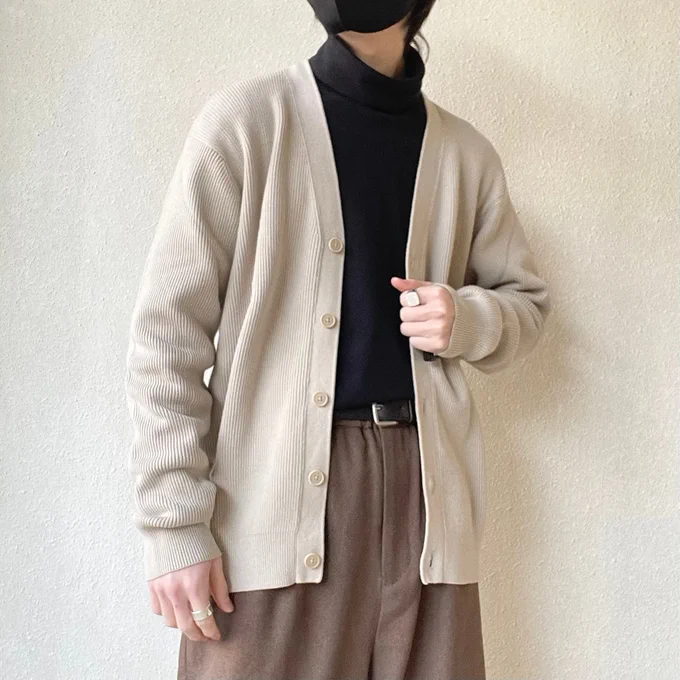 【無印良品】顔まわりがスッキリ見える!着回し力バツグンの「楽ちんカーディガン」無限にコーデ組めちゃうよ…!無印の「カーディガン」がお気に入り!柔らかい肌触りの生地に、キレイ見えするリブ編みがたまらないの◎羽織るだけで、品のあるコーデが完成しちゃいますよ 