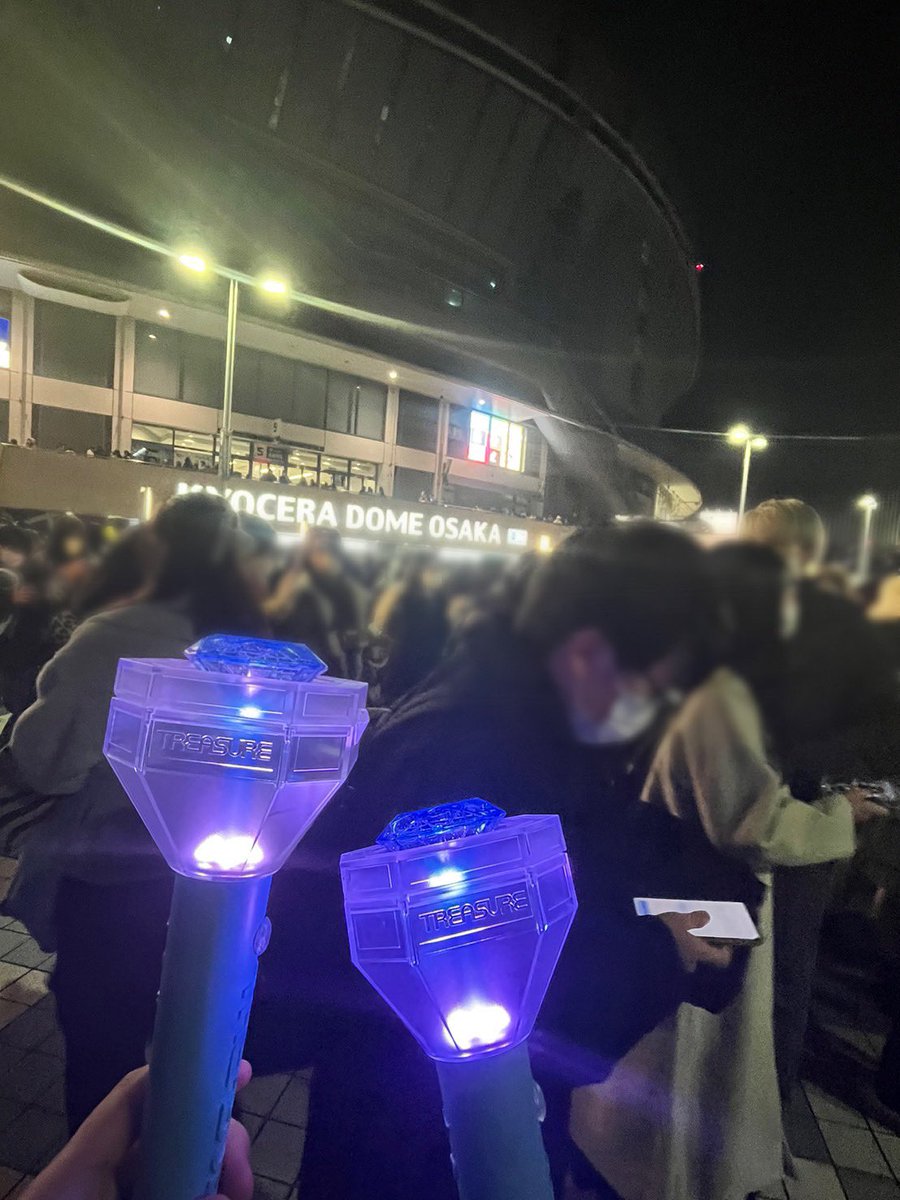 zu_3_zu's tweet photo. 今トゥライト接続出来ず困ってるトゥメのみなさん

私も昨日Bluetooth接続出来ず座席とか何も入れれへんくて諦めてたけど始まったら勝手に遠隔になったよ🤭🤭

楽しんでね🥰

#TREASURE_SP_KYOCERA 
#TREASURE
#ペンライト
#トゥライト
#京セラ https://t.co/DCaR966jyI