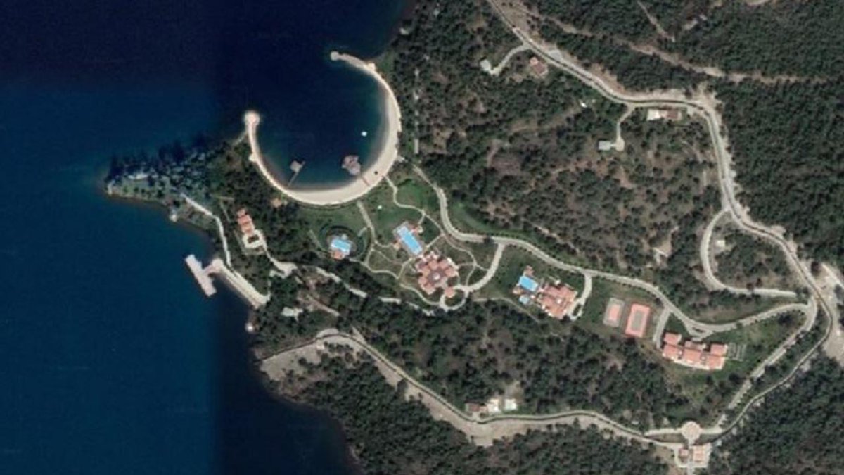 EkolojiR's tweet image. Erdoğan, Okluk Koyu&apos;nda 50 bin ağacı kesip ailesi için yaptırdığı sarayla eserlerine bir yenisini daha ekledi. Eserden
            Öncesi              Sonrası