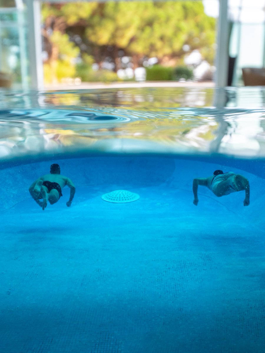 🐠 Ocean state of mind
The indoor-outdoor pool offers an infinite view on the Mediterranean Sea and lush vegetation