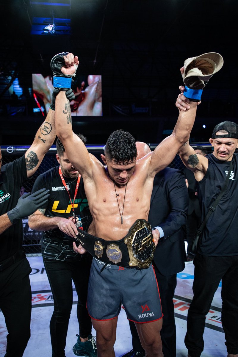 LFAfighting's tweet photo. #LFA151 Results: #GabrielSantos def. José Delano via TKO (Body Punch and Strikes) at 0:51 of Round 3 to become the #andNEW LFA #featherweight champion. 👑
@BetOnline_AG
@OnlyFans
@Reshoevn8r
@WOLFpaktrust
@TheMMAShark
@TeamSmartStop
@PrefsDeCajamar
@LFA_Brasil
@UFCFightPass https://t.co/mZzdbVDiB9
