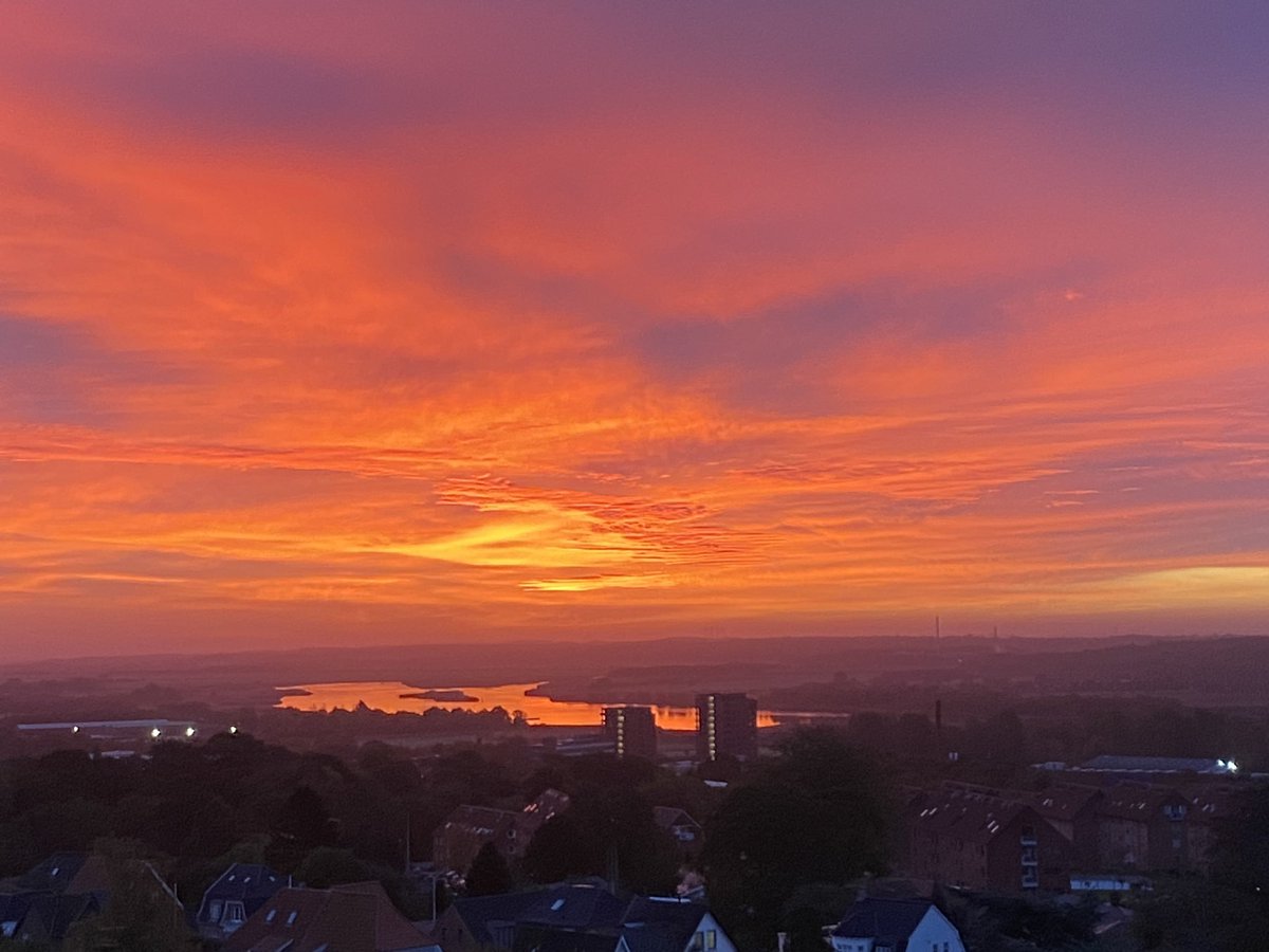 WikiUlrich's tweet photo. @VisualsbySauter Sunrise. From the 8. Floor at the Region hospital Randers, Denmark 🇩🇰. https://t.co/w3ZuzIopYN