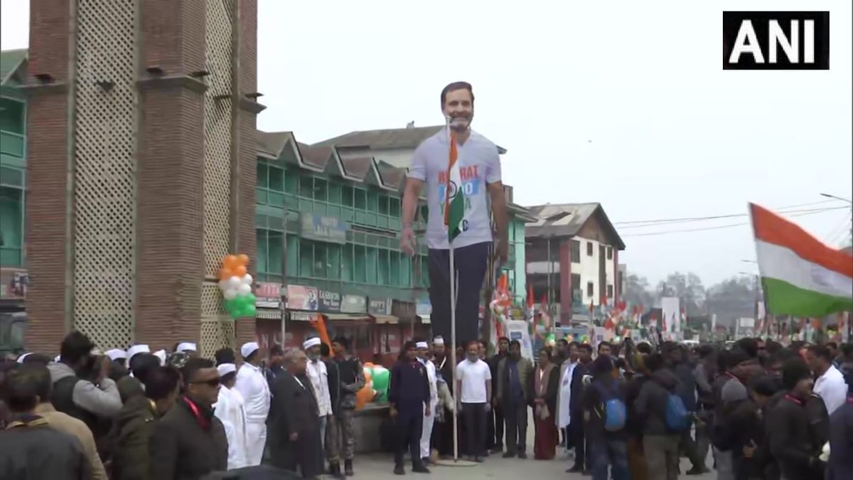 amitsharmatv's tweet photo. जम्मू-कश्मीर: कांग्रेस सांसद राहुल गांधी ने श्रीनगर के लाल चौक पर राष्ट्रीय ध्वज फहराया।#Bharatjodoyatra
#BharatJodoYatraInJK
#Lalchawk https://t.co/pAI2XMEZ9q