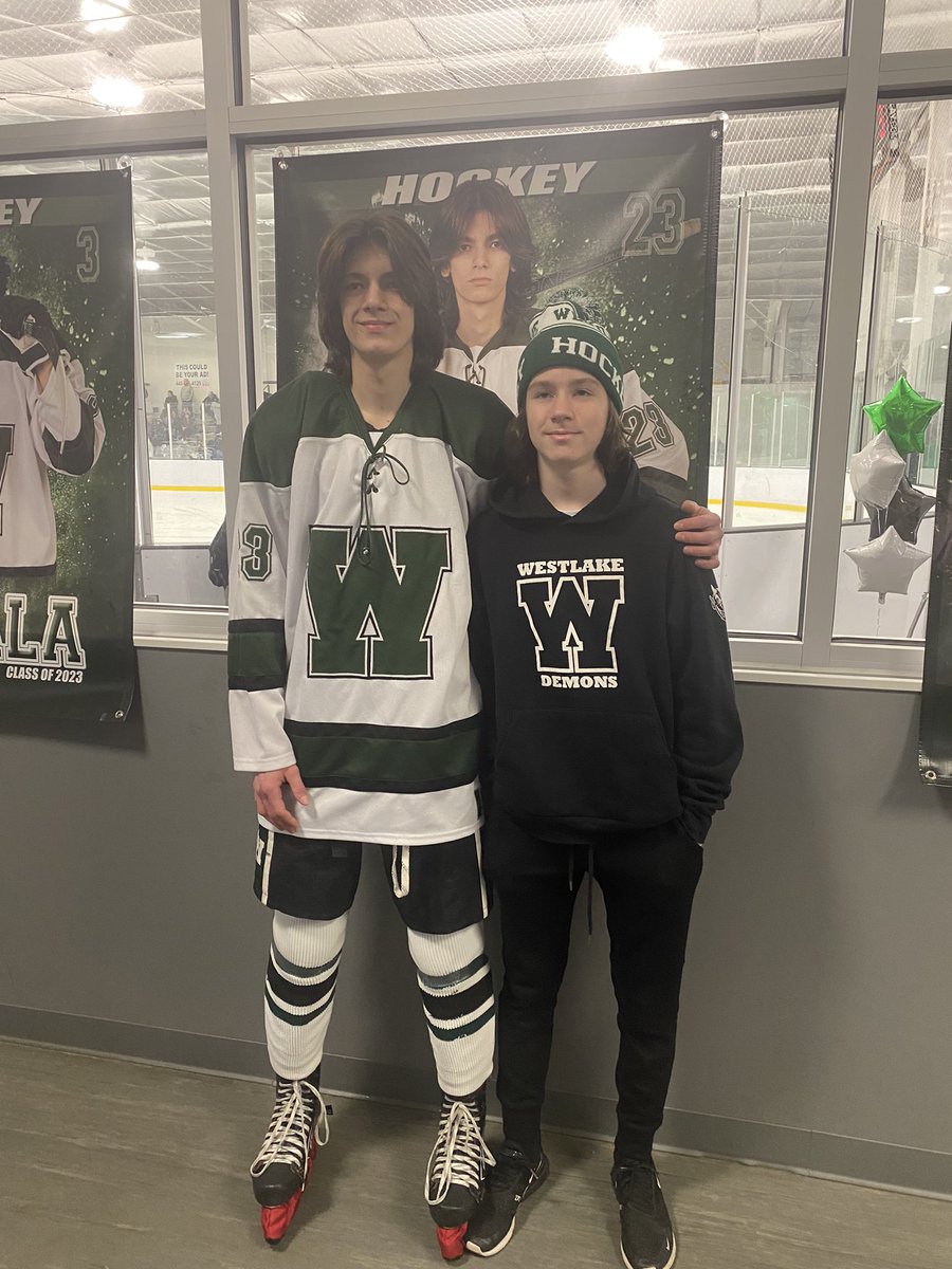 Luke’s senior night. A special night with a win against Lakewood in overtime.@DemonsIce 
#seniornight #Classof2023 #hockey