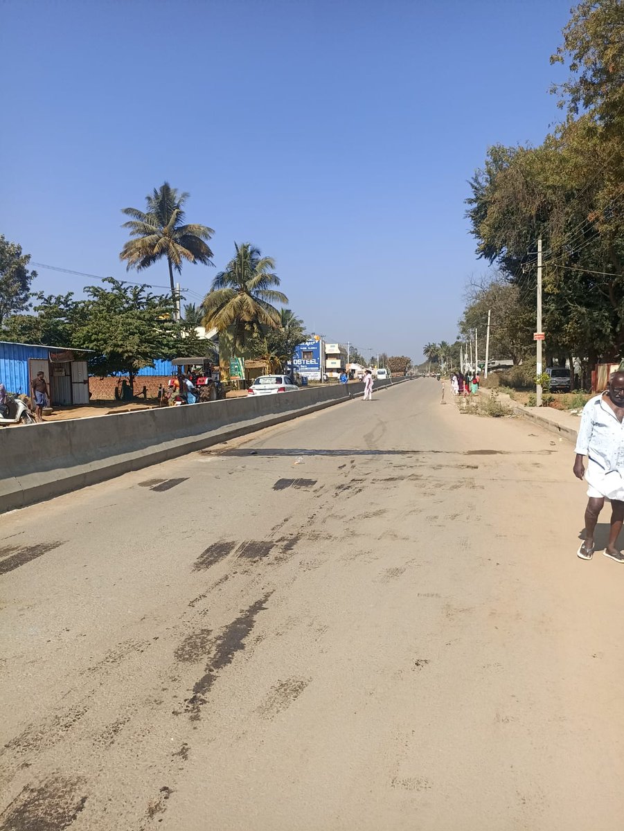 chnpolice's tweet photo. ದಿ: 29-01:23 ರಂದು 10:11 ಗಂಟೆಯಲ್ಲಿ ಕೊಳ್ಳೇಗಾಲ ಗ್ರಾ ಠಾಣಾ ವ್ಯಾಪ್ತಿಯ ಕಾಮಗೆರೆ ಗ್ರಾಮದ ಬಳಿ ಲಾರಿ ಮತ್ತು ಕಾರುಗಳ ನಡುವೆ ಅಪಘಾತವಾಗಿ ಎಂದು ERSS 112 ಗೆ ಕರೆ ಬಂದಿದ್ದು ಹೊಯ್ಸಳ-09ಅಧಿಕಾರಿ ಸ್ಥಳಕ್ಕೆ ಧಾವಿಸಿ ವಾಹನಗಳನ್ನು ರಸ್ತೆ ಬದಿಗೆ ಹಾಕಿಸಿ, ಸುಗಮ ಸಂಚಾರಕ್ಕೆ ಅನುವು ಮಾಡಿ ಠಾಣೆಗೆ ಮಾಹಿತಿ ನೀಡಿರುತ್ತಾರೆ. #SPchn https://t.co/9pqVgNM3QF