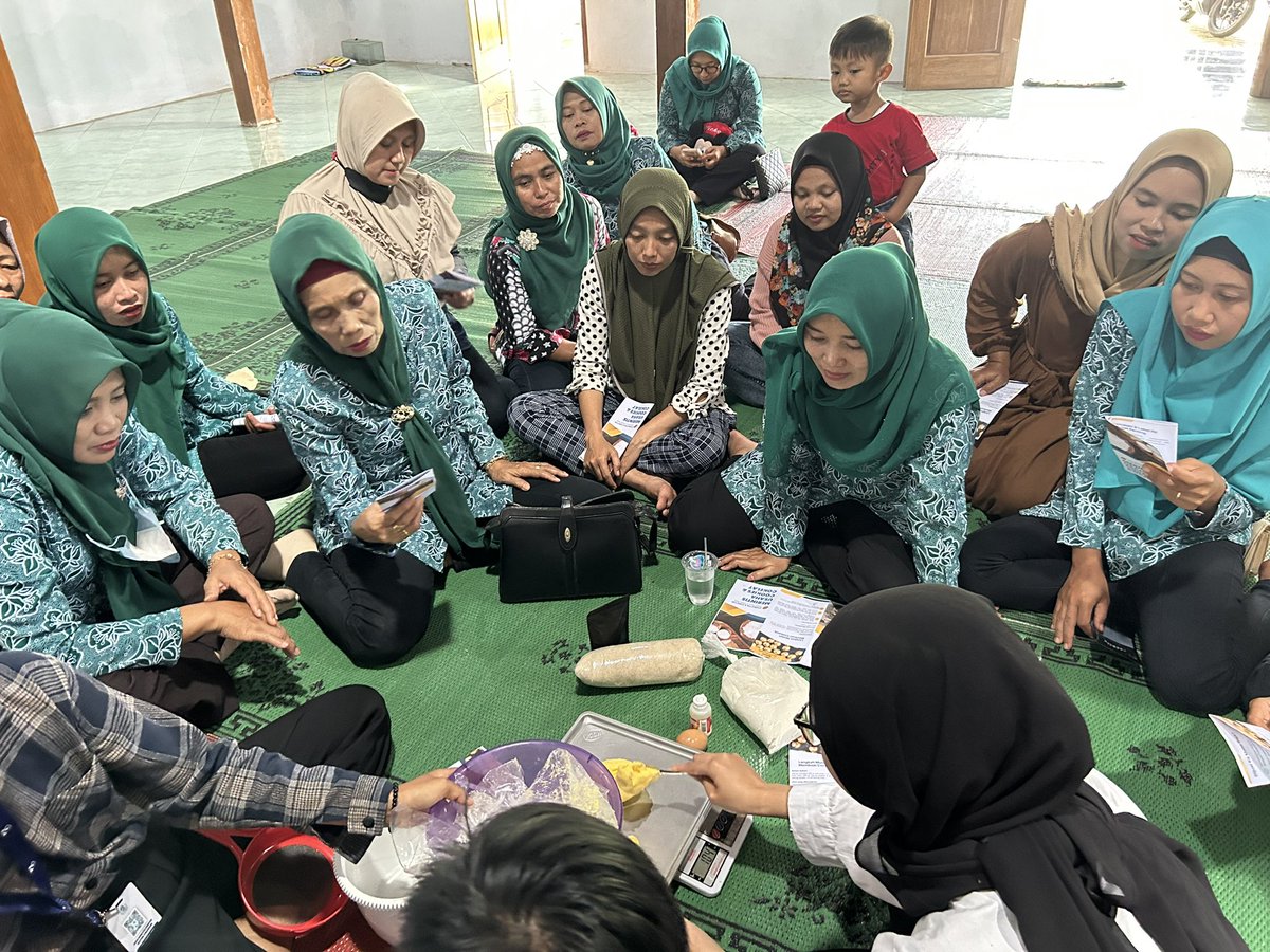 assy_ifaa's tweet photo. Day 20 - Pelatihan pembuatan cookies tepung gaplek dan olahan coklat dari kakao sebagai rangkaian proker merintis desa wirausaha
#UniversitasAirlangga
#KKNBBM67Unair
#UNAIRWCU
#GLOBALSDG’s
#SDG
#UNAIRFORSDG's
#Unairmengabdi
#BATOK-GEMARANG-MADIUN https://t.co/uT4gUxsgoh