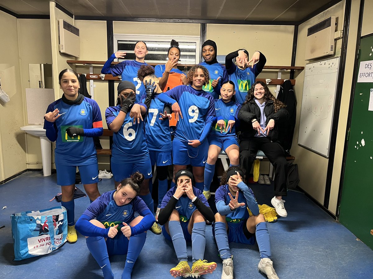Senart_Moissy's tweet photo. Victoire des Séniors F 🆚 Mormant 3️⃣-0️⃣ 🔥🔥🔥
Elles clôturent le mois de janvier avec un 4/4 ✅ Bravo aux filles 👏 🥳

⚽️ Samantha 42e
⚽️ Samantha 57e 
⚽️ Samantha 69e 

#MoissyFamily 👊🔵 https://t.co/PtCVYks62F