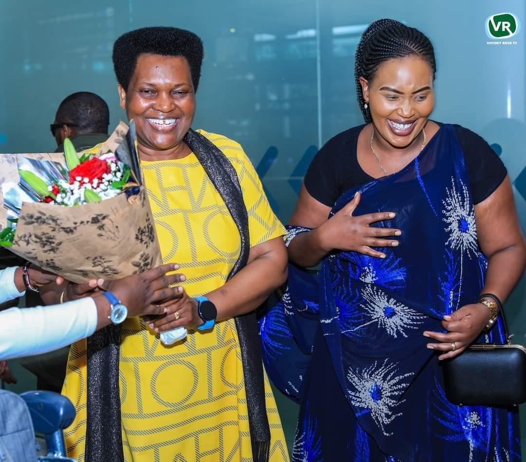Santalatalitha's tweet photo. Novuga vyinshi ariko ico novuga n'uko:One of virtuous woman u #burundi bufise ni wewe 
Intahe kuri benshi,umugisha kuri benshi hamwe n'icitegerezo 👏🙌🙌 #mamabuntu
@DeniseBucumi
#burundionthemap #abatwip https://t.co/9jh9N9dTCZ