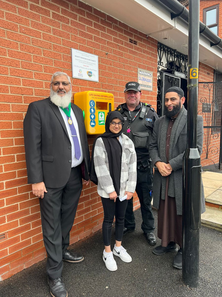 This morning we revealed the 4️⃣th #defibrillator @MasjidMomineen. Thanks to our #DoorStepSport girls and @Benefit_Mankind for raising the funds for this project. 🙏🏽 @BwDMayor for attending. @TheBHF @BwDDenise @blackburndarwen @BWDDPH @NWAmbulance @NHSNW @ChrisOliverNHS @LSCICB