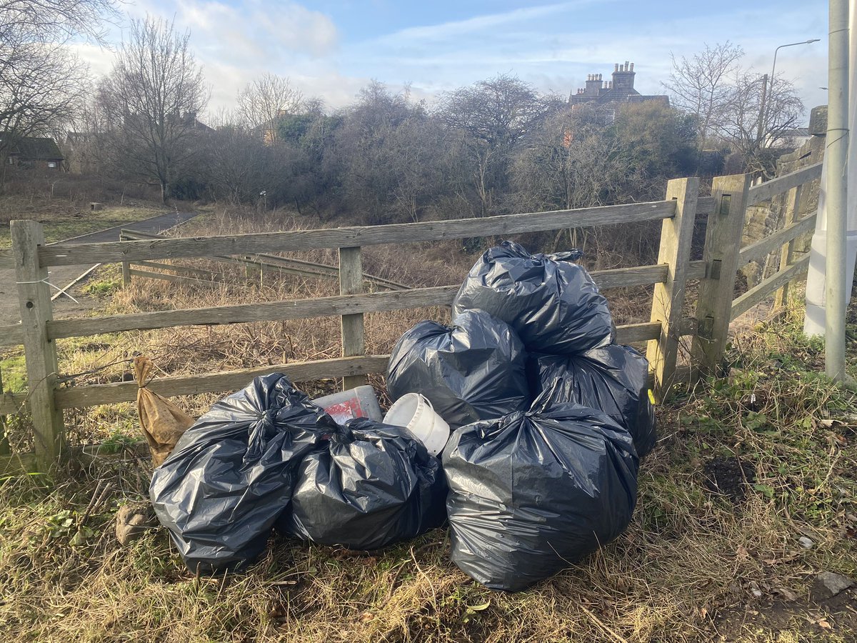 KtLeeArrowsmith's tweet image. Spent a few hours litter picking in my village. Good to be part of a team keeping the area tidy. 
Though people shouldn’t throw it in the first place. #KeepScotlandTidy @KSBScotland #litterpickers