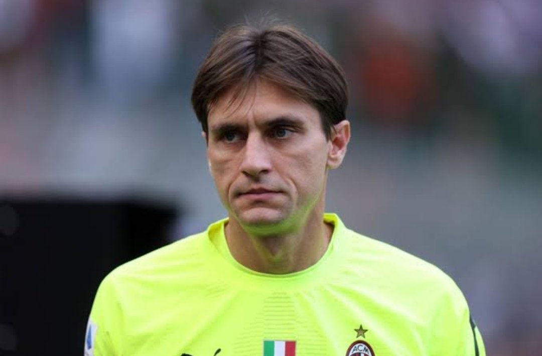 Info4_Milanisti's tweet photo. 2 goal in 2 minutes. Thanks Tatarusanu, now it's time for you to go from my club. https://t.co/K179y8oyKz