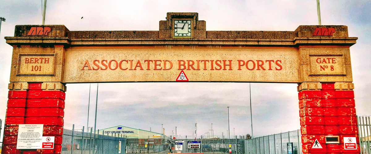 ChilcoteMeander's tweet photo. The port of Southampton. Dock buildings repurposed, January 2023

#Southampton https://t.co/bnXLpmnZ0r