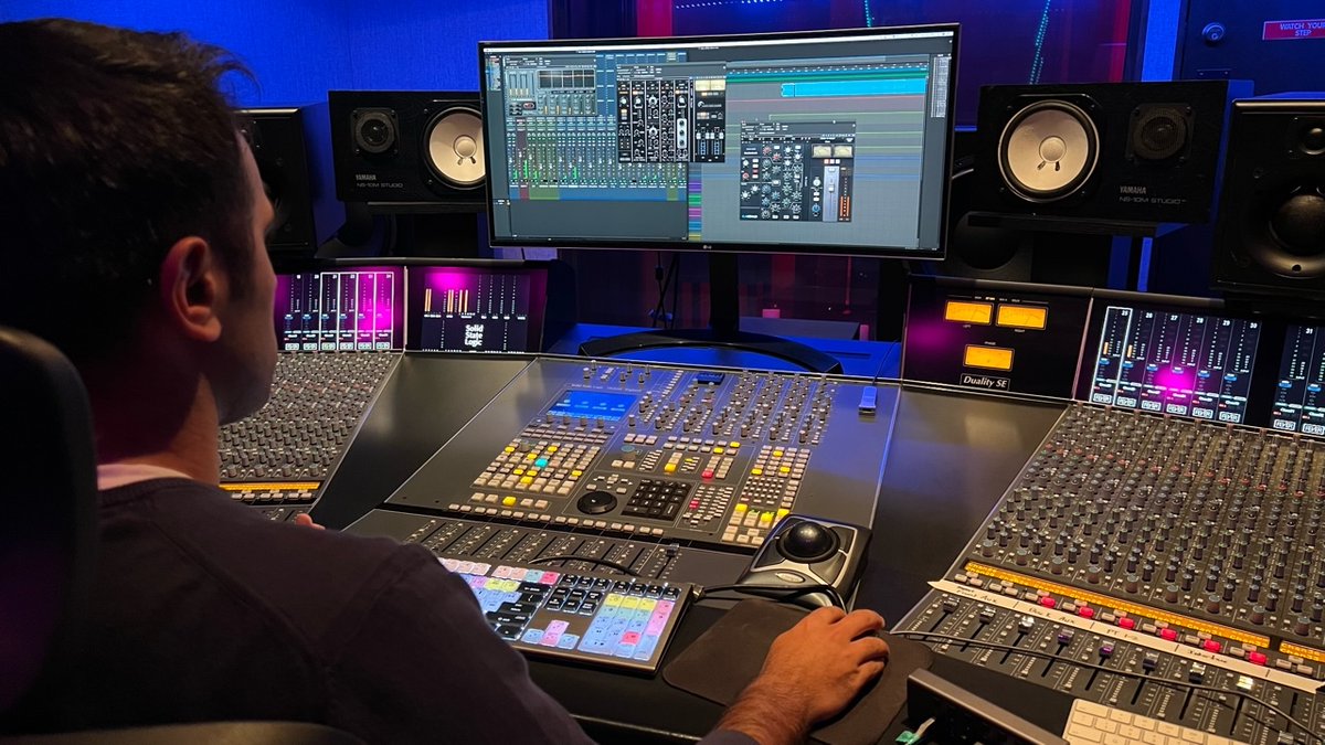 WavesAudioLtd's tweet photo. Awesome pictures from Vahagn Stepanyan's amazing-looking studio! 🤩 🎚️ 🔥
On the screen: Scheps Omni Channel and CLA MixHub 🎛️
#musicproduction #mixengineer #musicproducer #musicproductionlife #recordingstudio #audioengineer #studiovibes #clamixhub #schepsomnichannel https://t.co/uYvddxrKdY