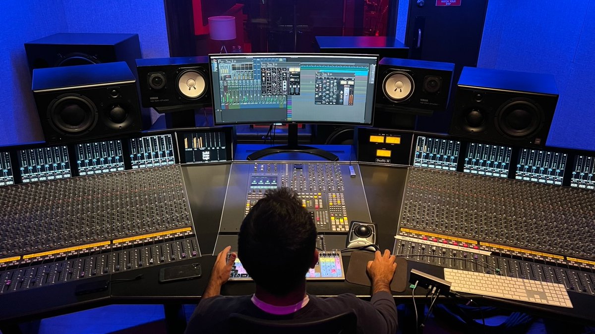 WavesAudioLtd's tweet photo. Awesome pictures from Vahagn Stepanyan's amazing-looking studio! 🤩 🎚️ 🔥
On the screen: Scheps Omni Channel and CLA MixHub 🎛️
#musicproduction #mixengineer #musicproducer #musicproductionlife #recordingstudio #audioengineer #studiovibes #clamixhub #schepsomnichannel https://t.co/uYvddxrKdY