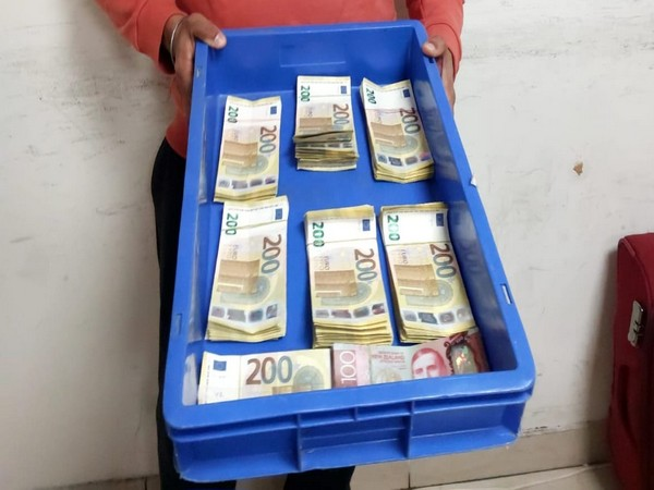ani_digital's tweet photo. Delhi: CISF intercept man at IGI airport; seizes foreign currency worth Rs 64 lakh

Read @ANI Story | https://t.co/IVOn6qQ3UA
#DelhiPolice #Delhi #IGIairport #foreigncurre https://t.co/ymgyL7UJU8