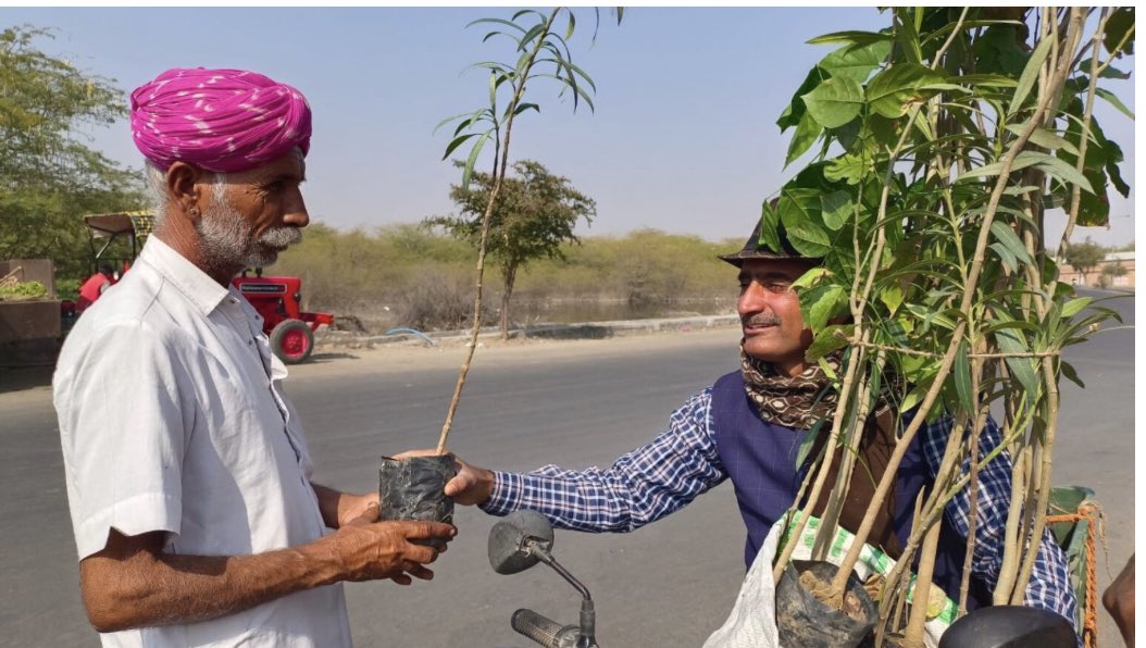 IndiaWorldView1's tweet photo. Teaching A Green Future: Rajasthan’s Tree Teacher Bheraram Bhakhar https://t.co/io6ZnnmMQ3 https://t.co/FpPhjacLtM