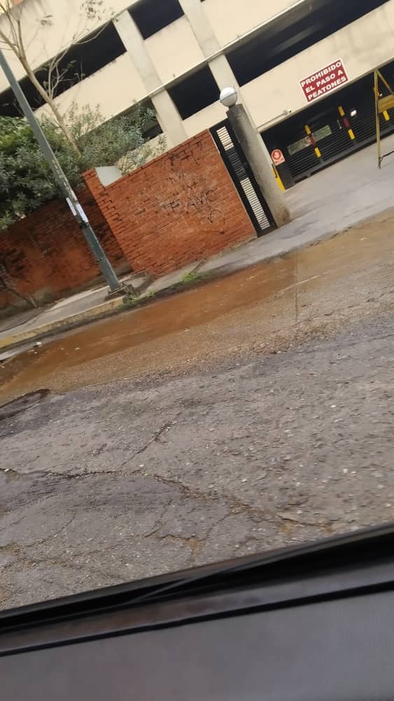 mayresousa's tweet photo. #29Ene Así amanece  calle 10 Palo Verde/Lomas del Ávila, con rotura en tubería de aguas blancas frente a Res Ávila Humbolt. Hace varias semanas que venimos denunciando este bote y hoy amanece así.  @HidroCapital2 @harolclemente @lAlcaldiasucre @FaroComunitario https://t.co/3myd9V47JX