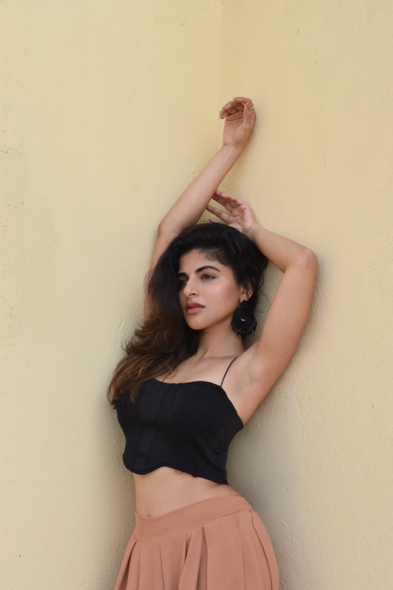TeluguTrack's tweet photo. Beauty in black ! @Ishmenon 😍😘
#IswaryaMenon 🖤 https://t.co/QxSgIvDScb