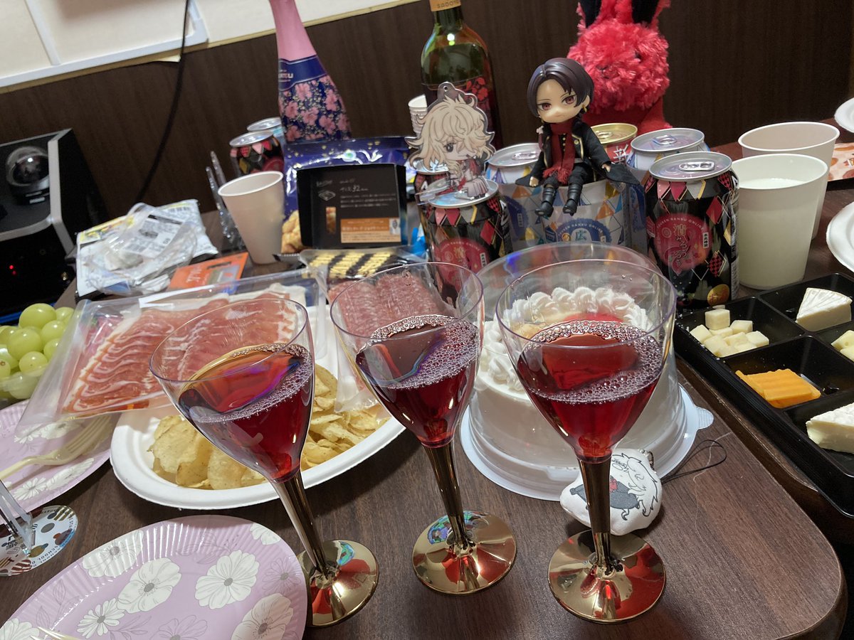というわけで今日はchicaさんシユさんとオフ会して参りました〜!お誘い下さりありがとうございます✨
すごく久しぶりに酒をガバガバ飲んでいてすきあらばお二人のグラスに注いでしまっていた すみませんでした めっちゃ楽しかったです👍👍👍👍👍 