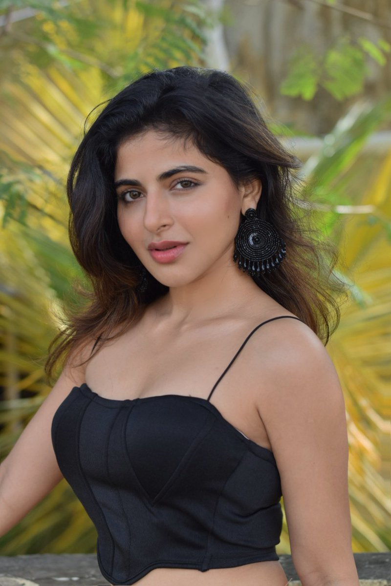 TeluguTrack's tweet photo. Beauty in black ! @Ishmenon 😍😘
#IswaryaMenon 🖤 https://t.co/QxSgIvDScb