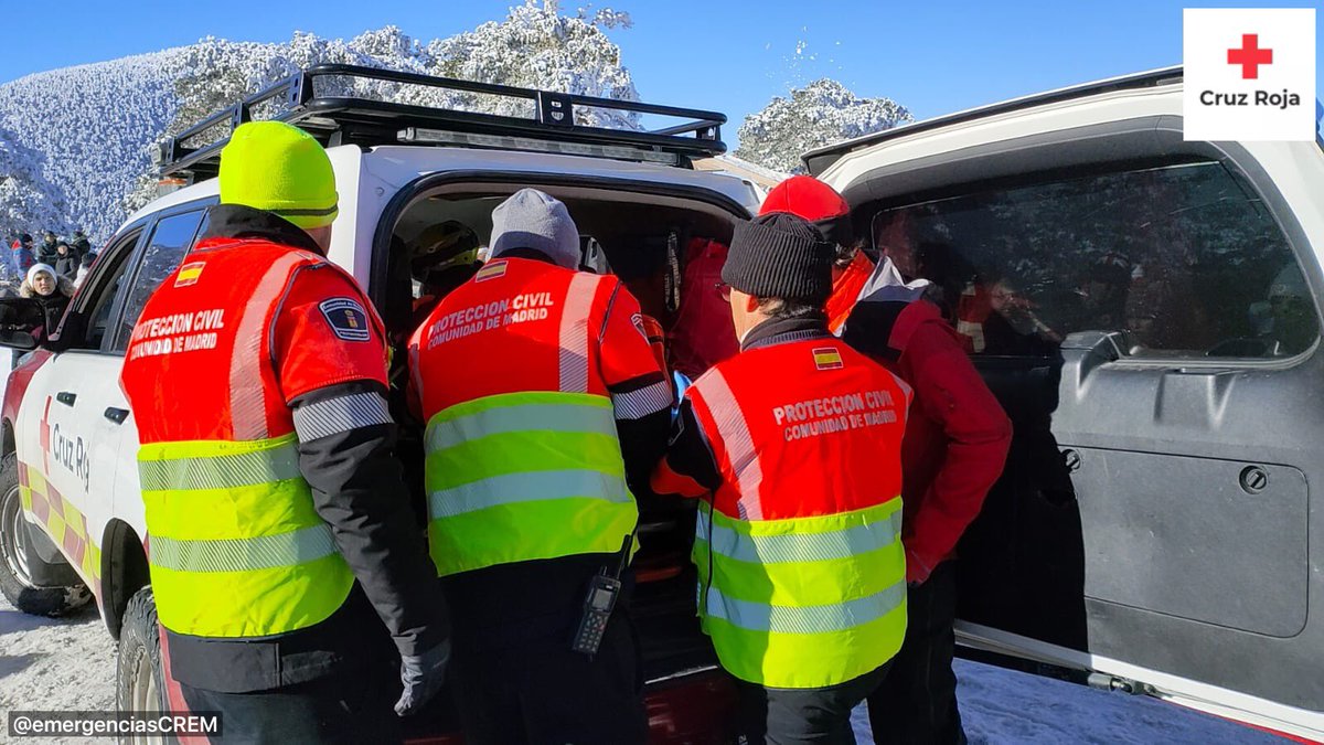emergenciasCREM's tweet photo. IMPORTANTE
Nuestro #ERIE BST, acompañado por #SEREIM @guardiacivil Y #ERIVE @112cmadrid, está teniendo multitud de intervenciones en el @PN_Guadarrama.
Os rogamos que extreméis las precauciones y uséis calzado y ropa adecuada para el clima invernal.
#ASEM112 https://t.co/gWlRW7NmsE