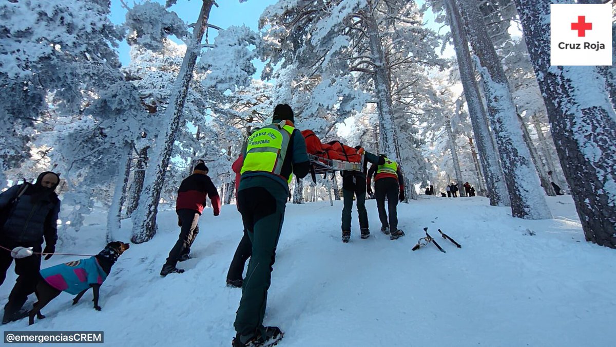 emergenciasCREM's tweet photo. IMPORTANTE
Nuestro #ERIE BST, acompañado por #SEREIM @guardiacivil Y #ERIVE @112cmadrid, está teniendo multitud de intervenciones en el @PN_Guadarrama.
Os rogamos que extreméis las precauciones y uséis calzado y ropa adecuada para el clima invernal.
#ASEM112 https://t.co/gWlRW7NmsE